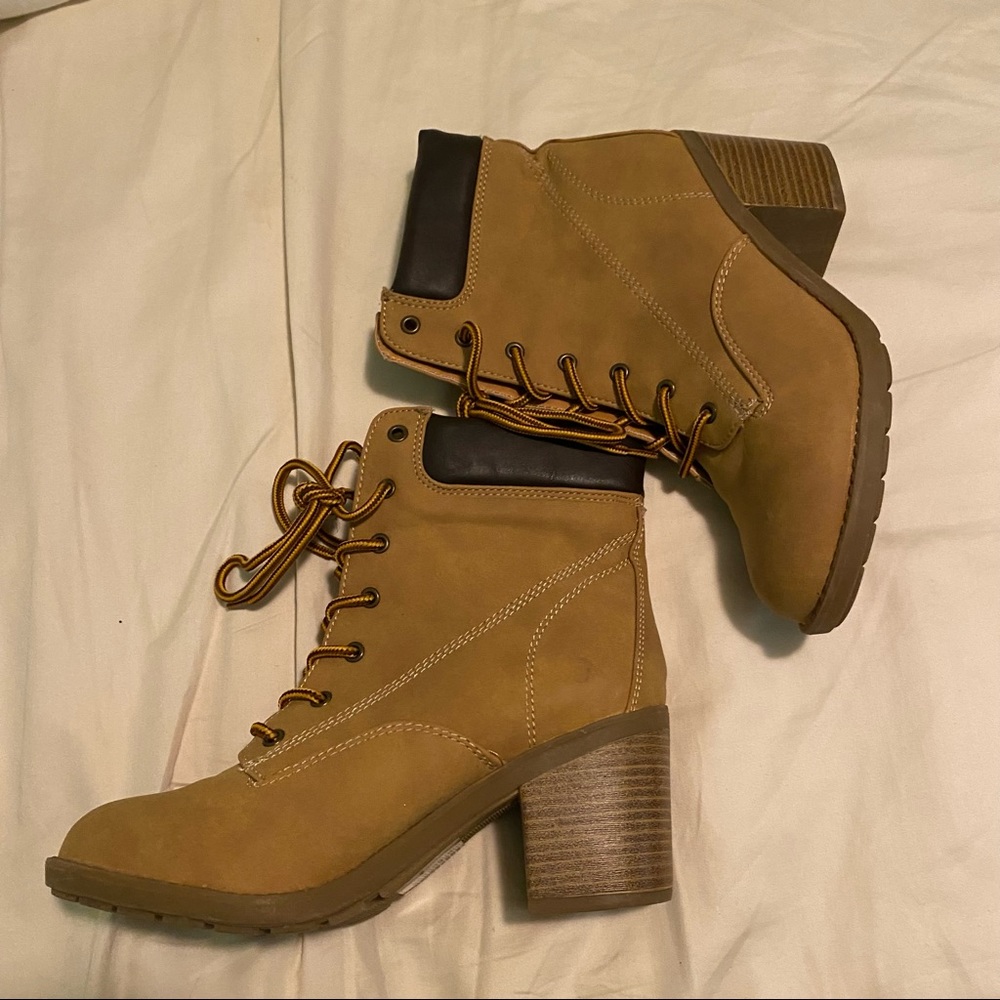 Like New Mudd timberland heeled booties